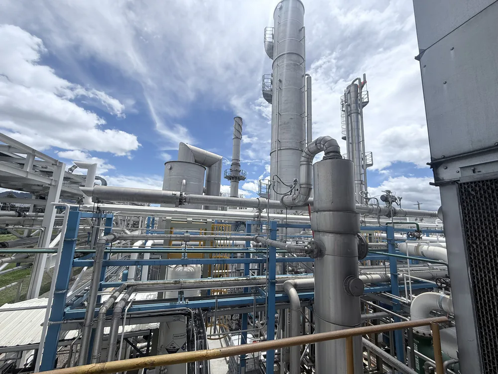 Planta industrial con torres de proceso y tuberías